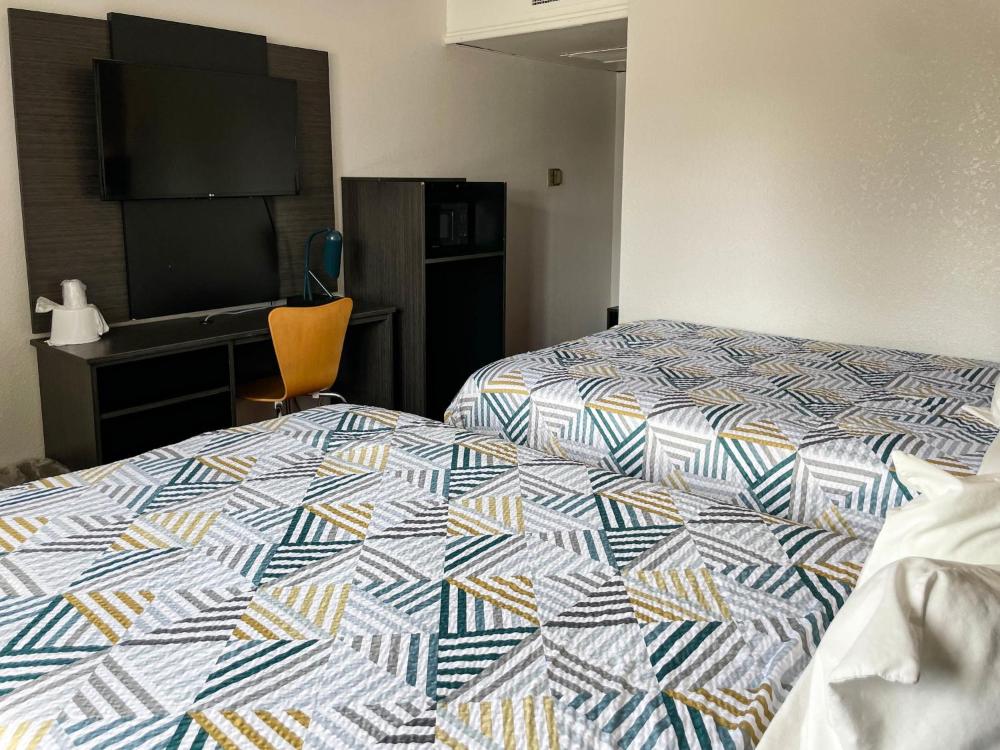 1 King Bed | Non-Smoking, Micfridge interior
